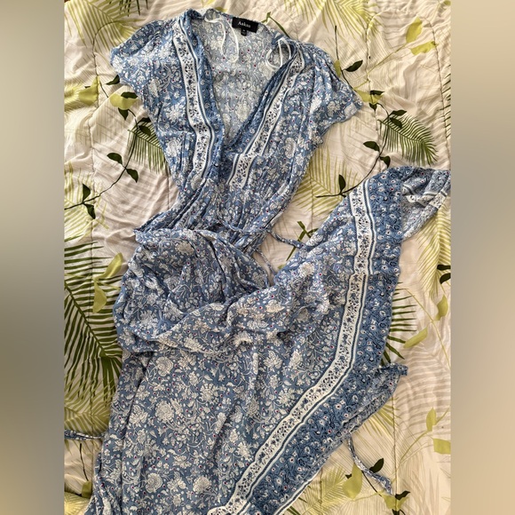 Red Dress Boutique Dresses & Skirts - ❤️Blue White Floral Wrap Dress with cute reddish pink polkadots